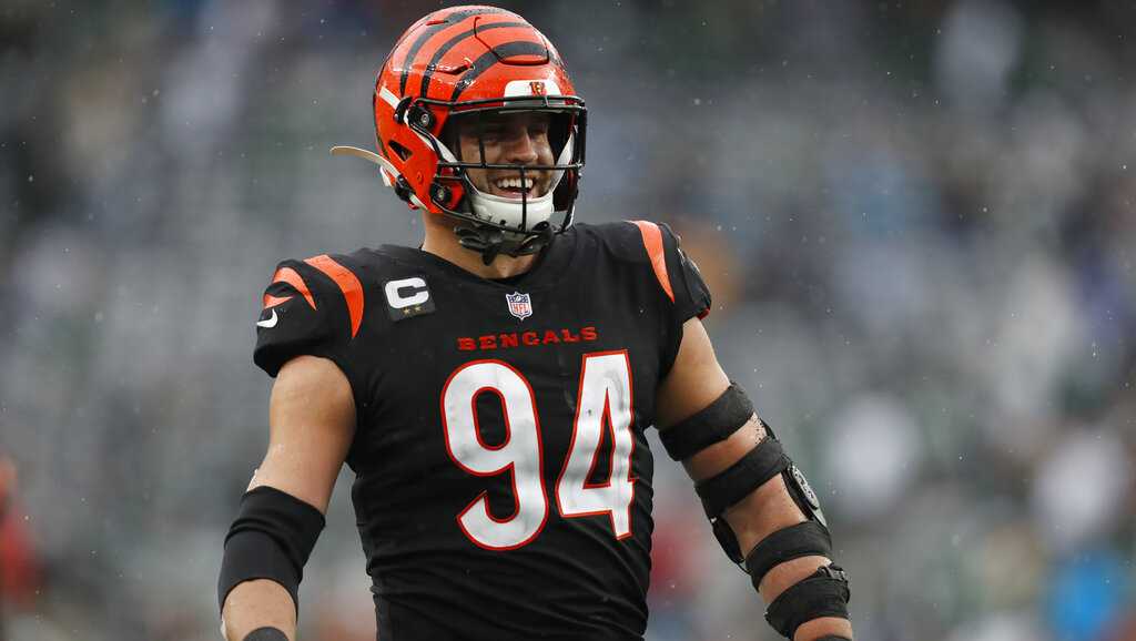 Bengals' Sam Hubbard distributing backpacks to students