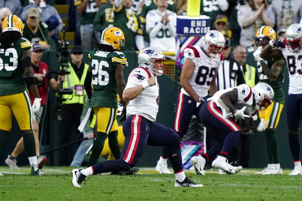 Patriots rookie QB plays firs NFL snaps, Packers win on final play