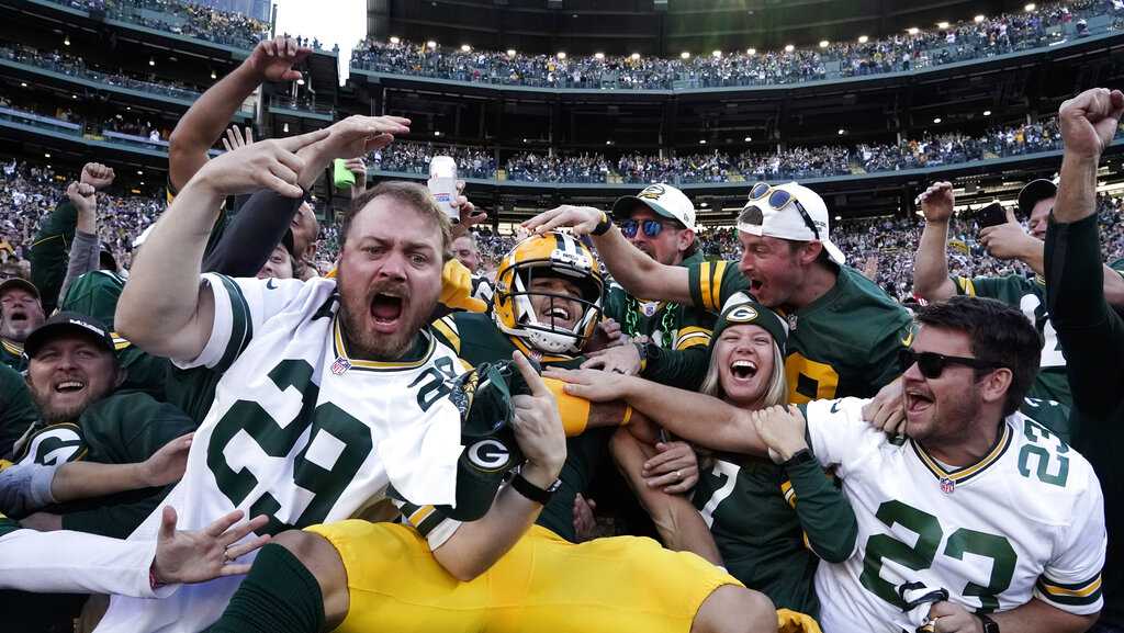 Mason Crosby won the Packers game, then did a Lambeau Leap