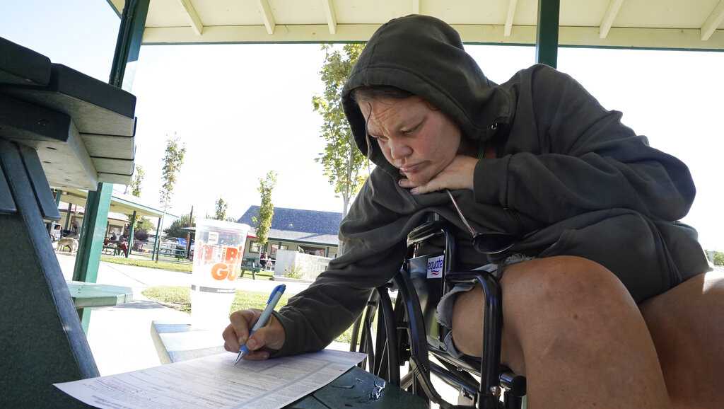 In Sacramento, election officials register homeless to vote