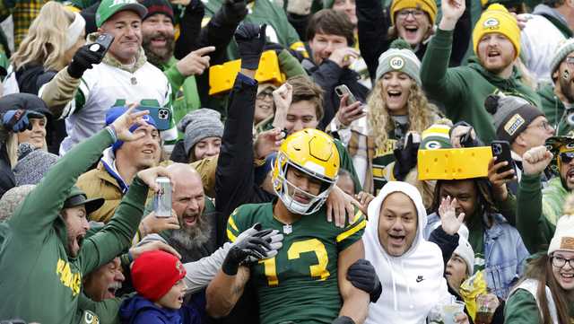 Aaron Jones gets first Lambeau Leap of the 2022 season