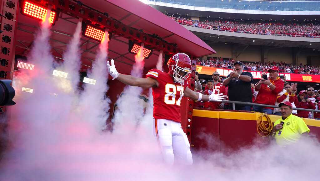 Chiefs fan lights up Twitter over 'Travis Kelce hall pass' sign