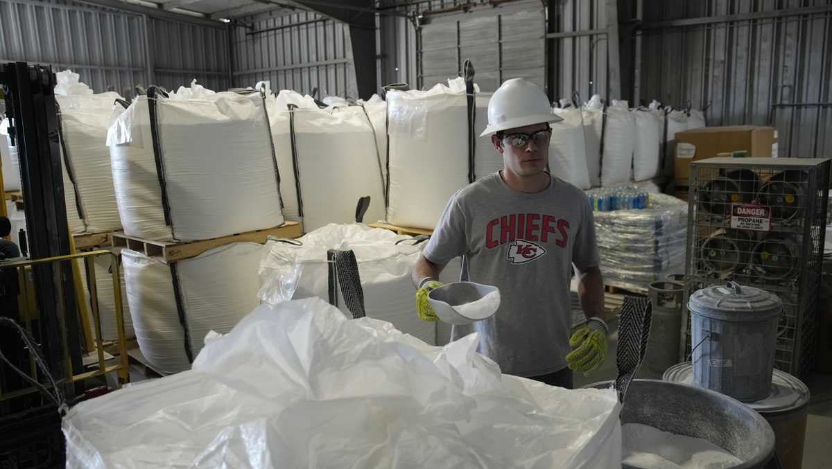 US awards 2.8 billion in grants for EV batteries in 12 states