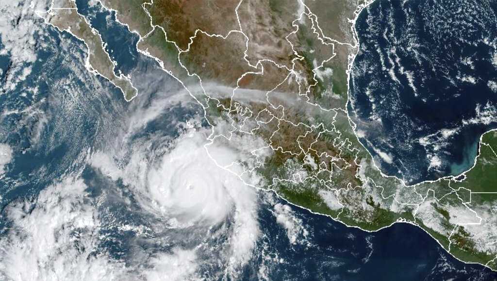 Hurricane Roslyn makes landfall in Mexico, avoids resorts