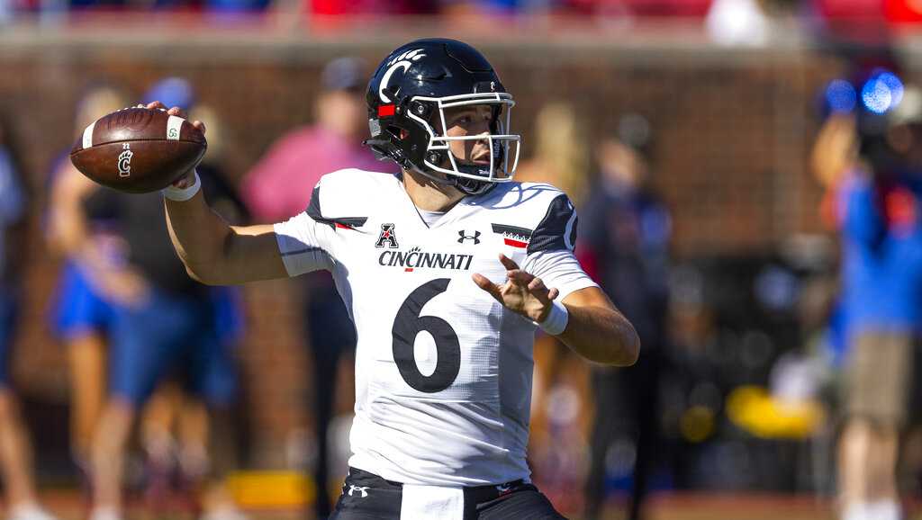 Cincinnati Football on X: The #Bearcats Uniform combo as they travel to  UCF this weekend: 