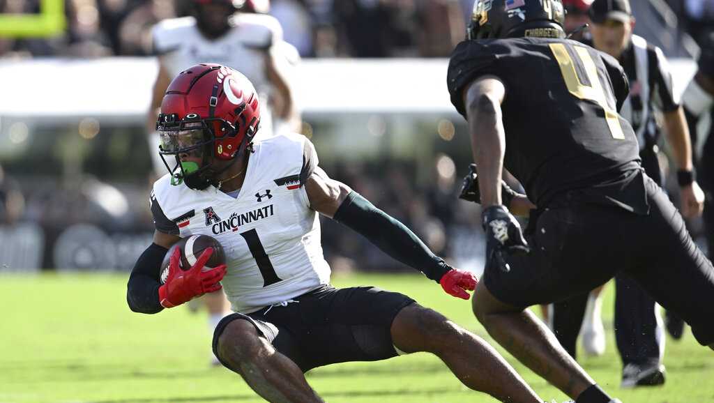 Harvey scores 2 TDs as UCF beats No. 20 Cincinnati 25-21