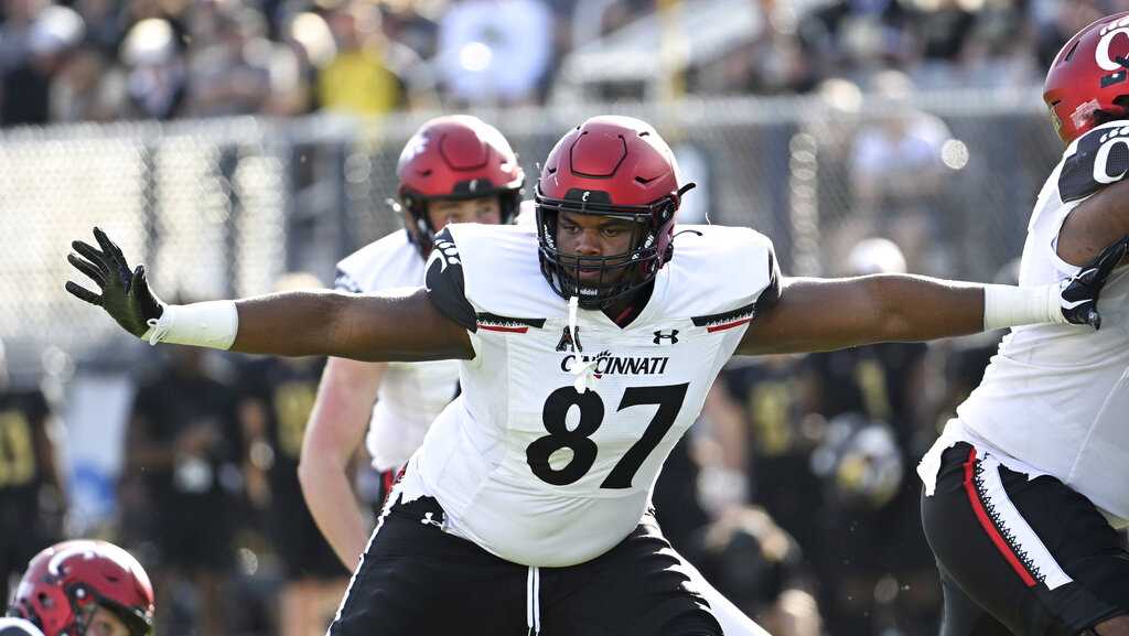 Cincinnati football beats Navy Midshipmen, extend home winning streak