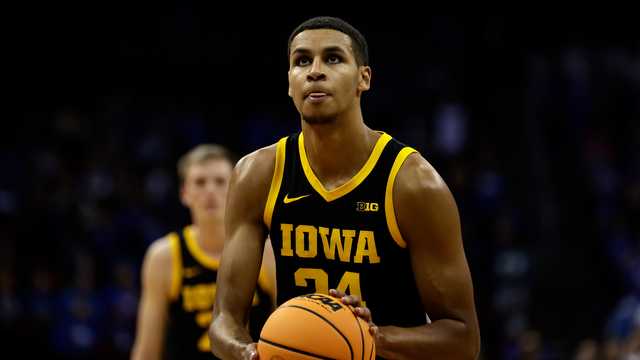 Murray pours in 30 as Hawkeyes cruise - Vimarsana News