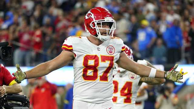 Kansas City Chiefs escape Los Angeles Chargers 27-24 in home opener