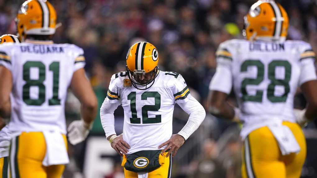 Aaron Rodgers leaves game in third quarter with oblique injury