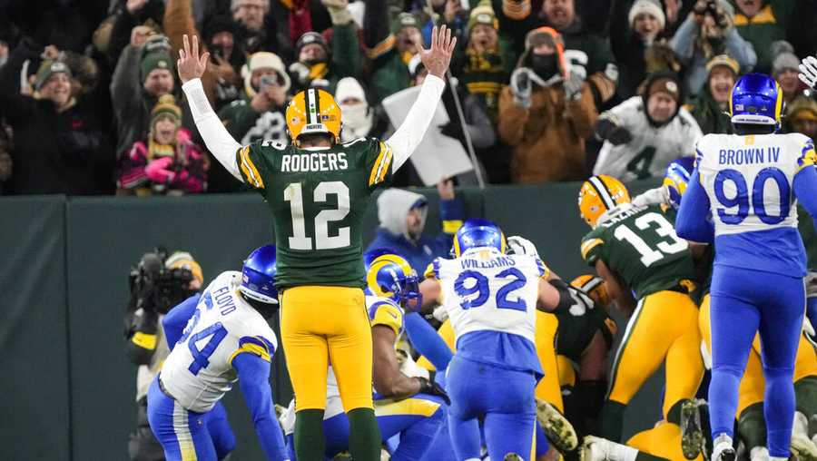 Packers keep playoff hopes alive with win over Rams