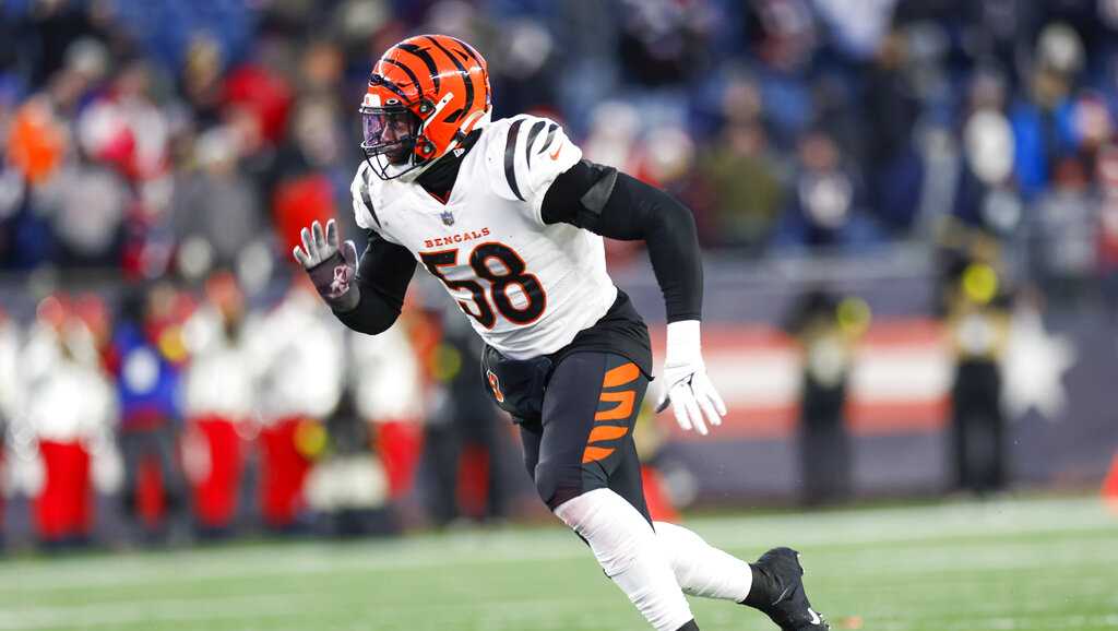 Cincinnati Bengals defensive end Joseph Ossai (58) lines up for the play  during an NFL football game against the Miami Dolphins, Thursday, Sept. 29,  2022, in Cincinnati. (AP Photo/Emilee Chinn Stock Photo - Alamy