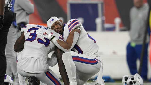 Bills, Bengals fans join in prayer outside Cincinnati hospital