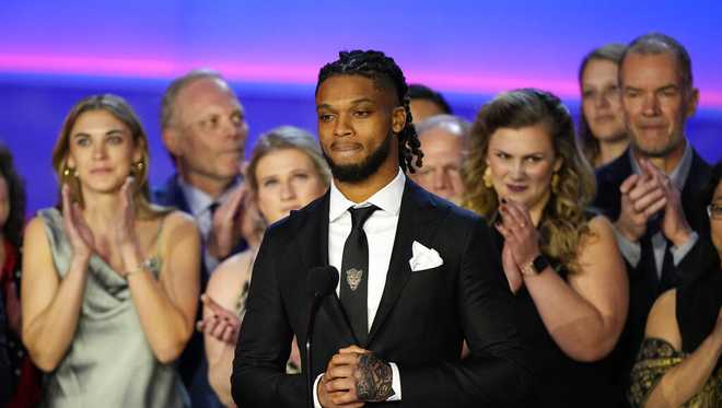 Damar Hamlin Sobs While Presenting ESPYs Award to Buffalo Bills Staffers  Who Saved His Life — Watch