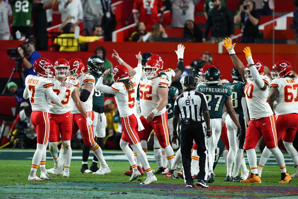 Chiefs QB Patrick Mahomes leads 'choir huddle' as a tribute to late Len  Dawson