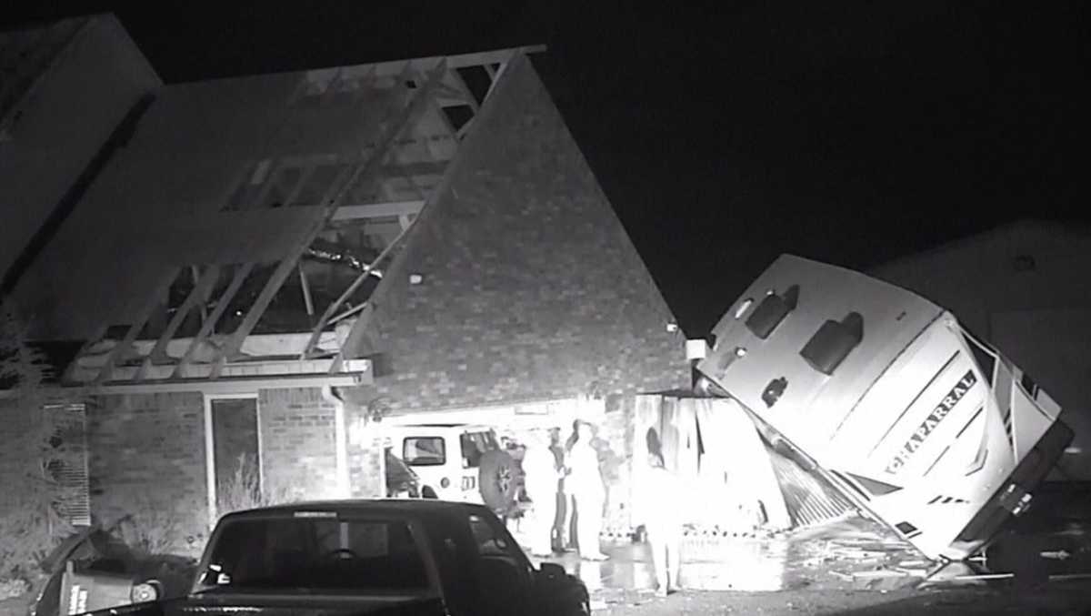 Tornadoes, severe winds strike central US