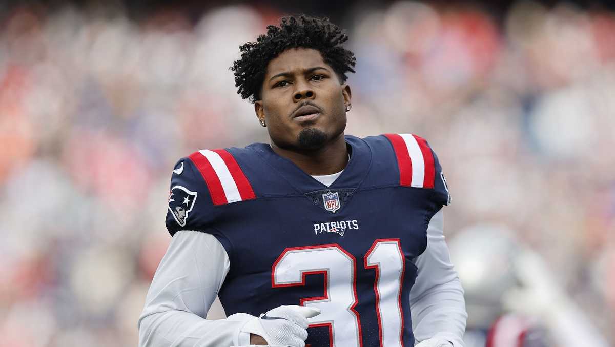 Sources: Patriots plan to re-sign Jonathan Jones; Jonnu Smith traded to  Falcons