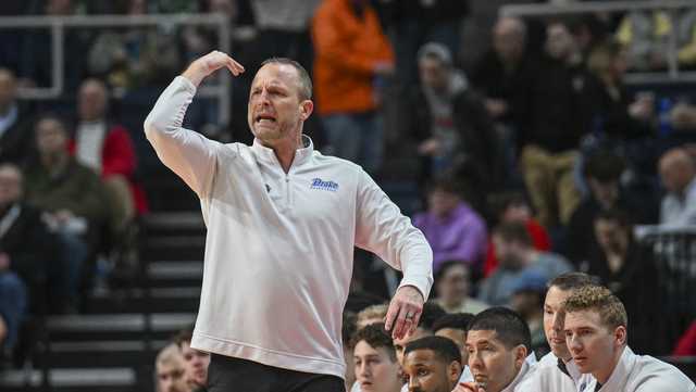 Reports: Drake head coach Darian DeVries is finalizing a five-year deal with West Virginia - Vimarsana News