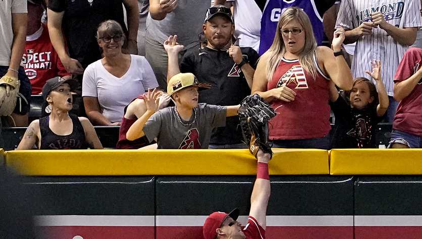 Pham loses homer on bizarre fan interference, Diamondbacks beat Reds 10-8