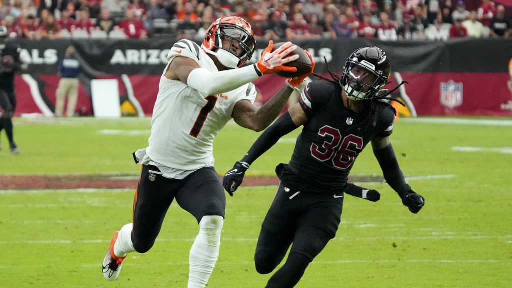 Cincinnati Bengals wide receiver Ja'Marr Chase (1) sets prior to a