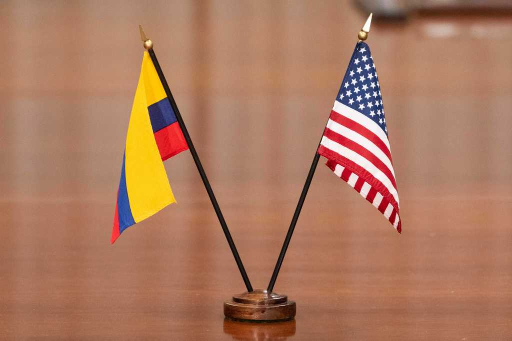<a href="https://www.kmbc.com/article/trump-colombia-diplomat-recall/65293630" target="_blank">US recalls top diplomat in Colombia as tensions with President Petro escalate</a>