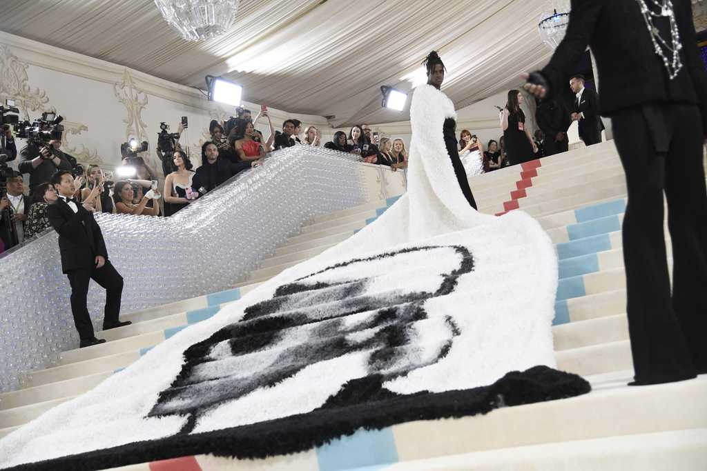 At This Year's Met Gala, Expect 'A Night of a Thousand Karls