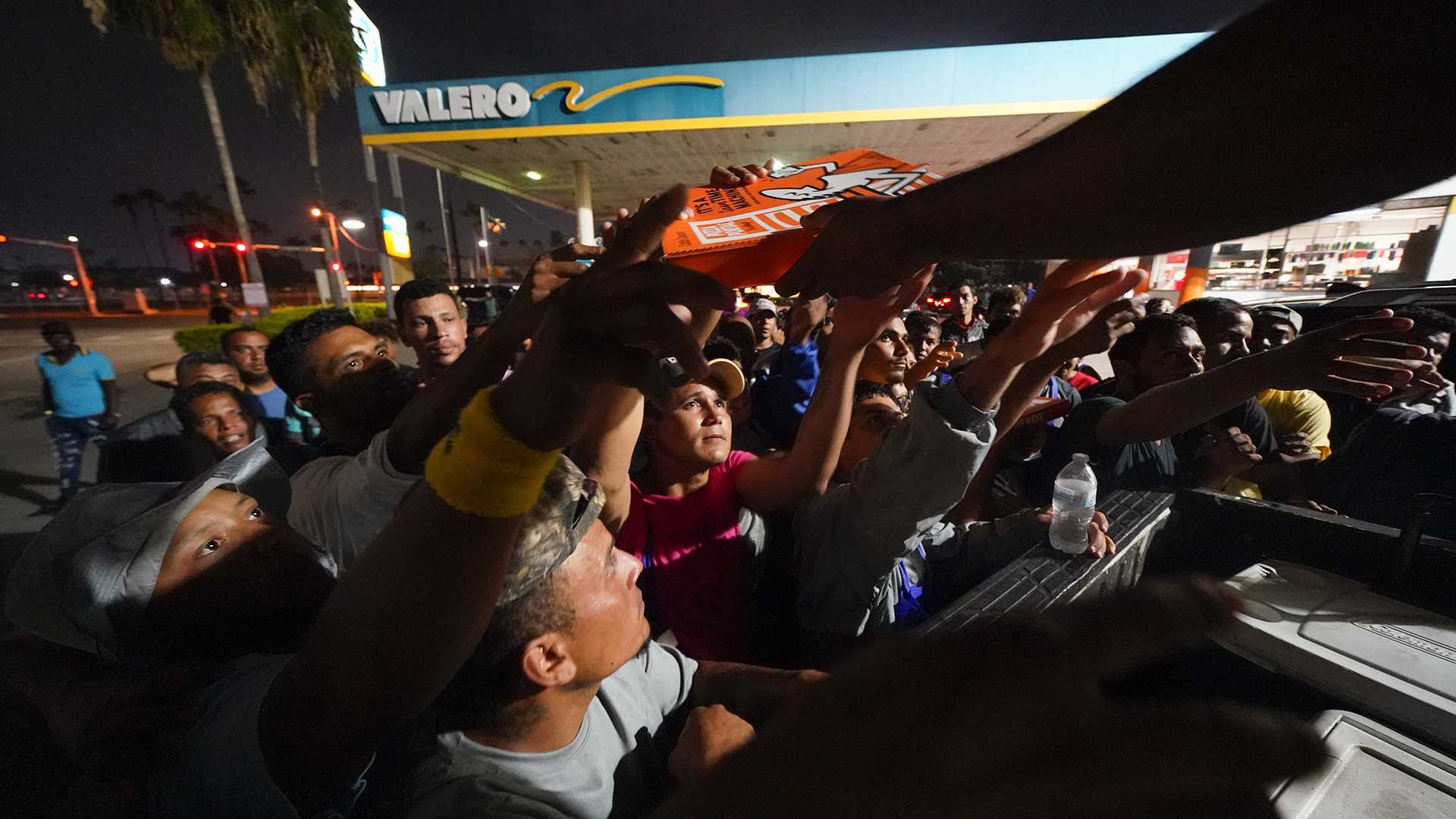 Migrants face new border reality as Title 42 restrictions expire - Vimarsana News