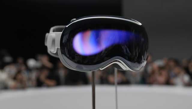 Would you buy Apple's new VR goggles? Here's how much they cost - Vimarsana News
