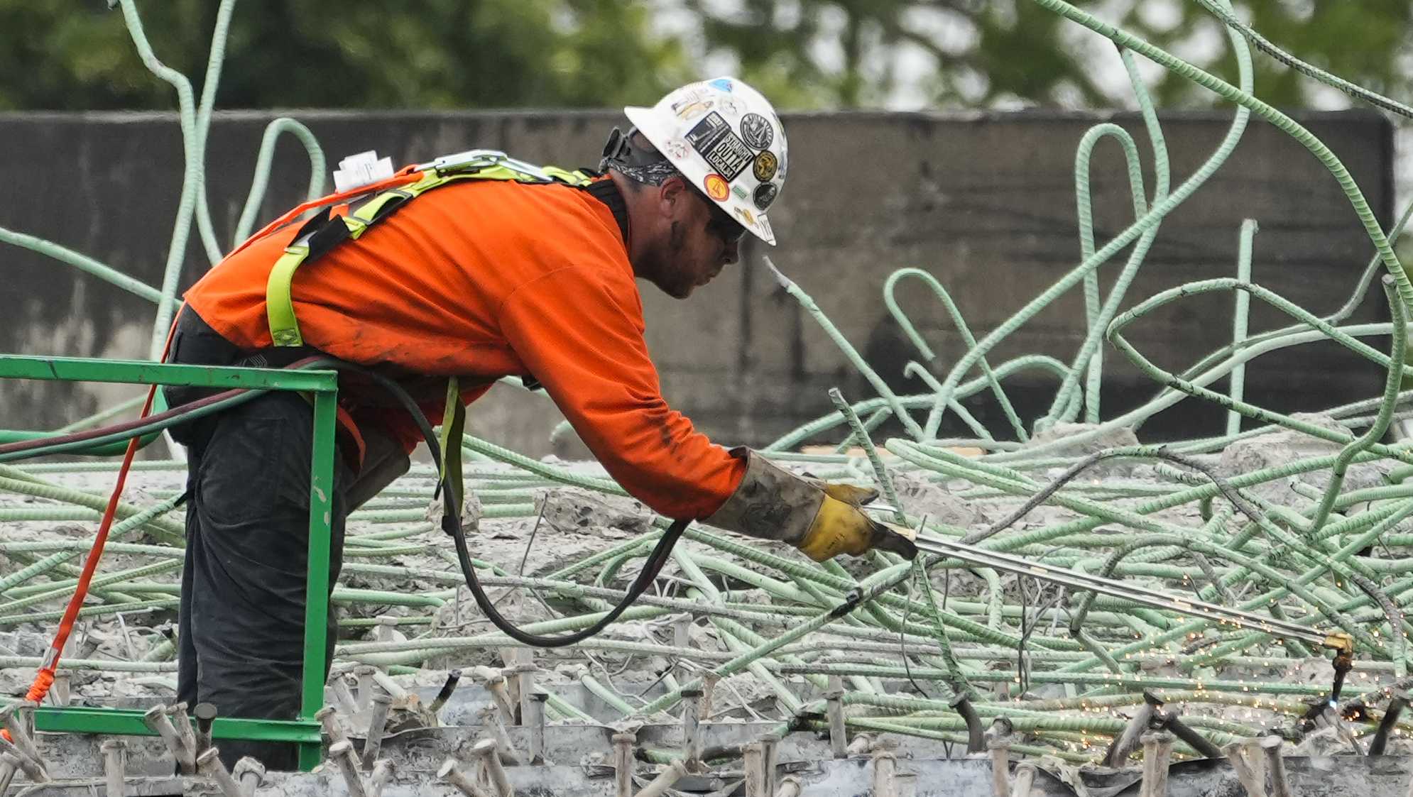 Pennsylvania using tons of recycled glass nuggets to rebuild collapsed Interstate 95 - Vimarsana News