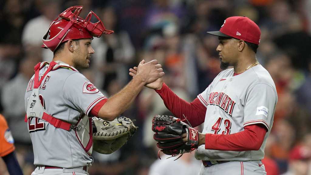 Cincinnati Reds left fielder Stuart Fairchild (17) leaves the