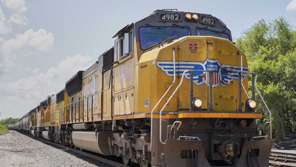 The Filthy Emissions of Railroad Locomotives—and the Rail Unions Sounding  the Alarm - The American Prospect