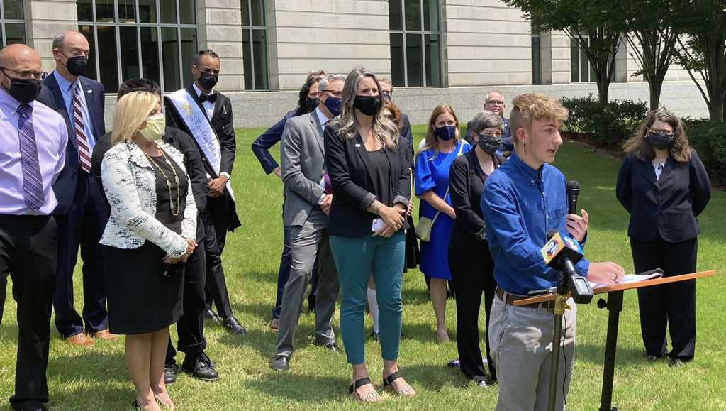 Judge blocks Arkansas ban on gender-affirming care for transgender minors - Vimarsana News