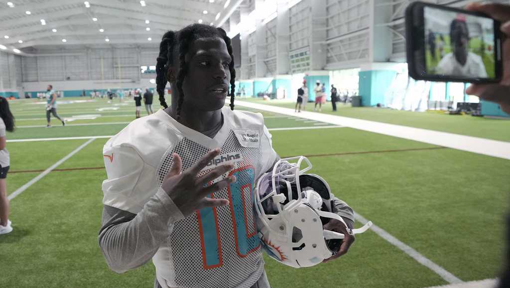 Miami Dolphins' Tyreek Hill accused of slapping employee in boat