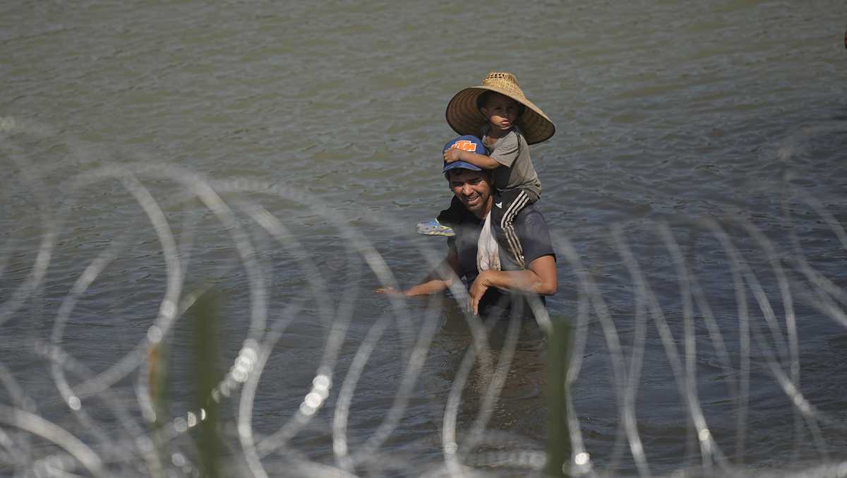 Texas installs buoys and razor wire on the US-Mexico border - WJCL