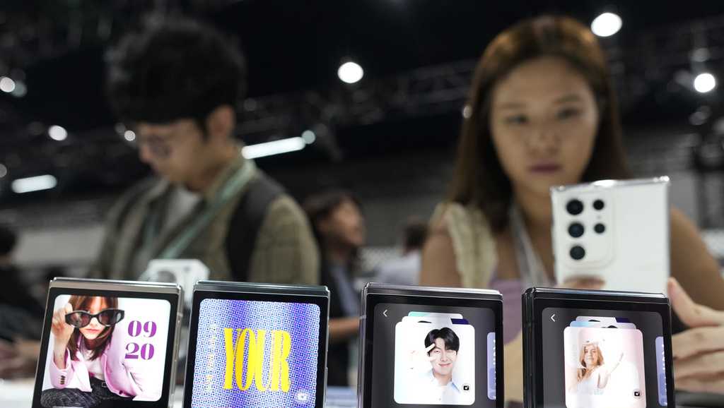 Samsung unveils 2 new foldable smartphones in a bet on devices with bending screens - Vimarsana News