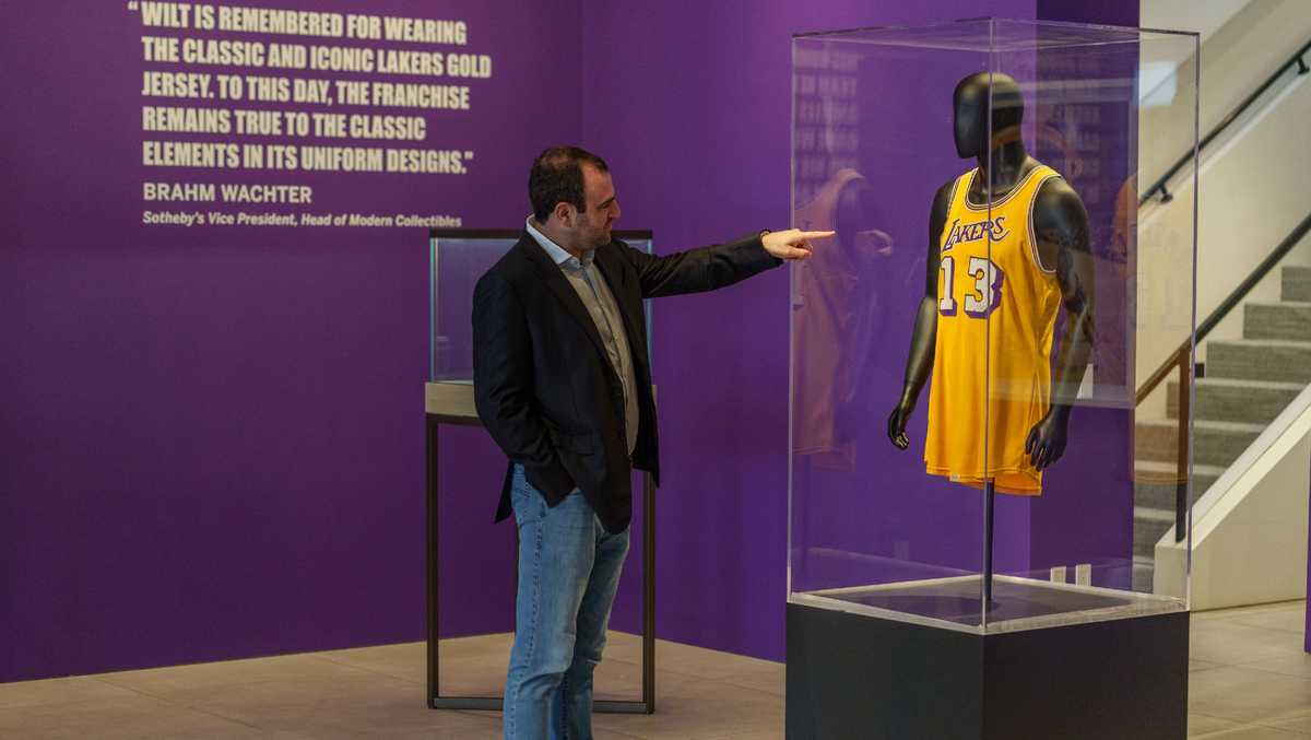 13 WILT CHAMBERLAIN Los Angeles Lakers NBA Center Purple Throwback