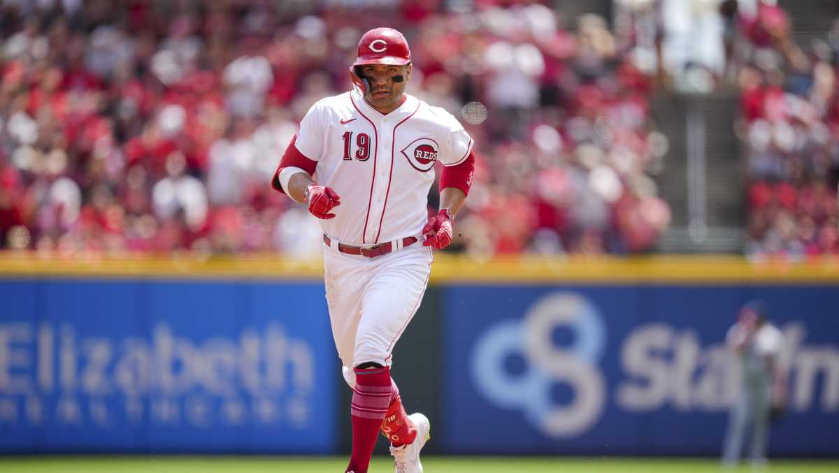 Reds' Lyon Richardson allows two HRs on first two pitches in
