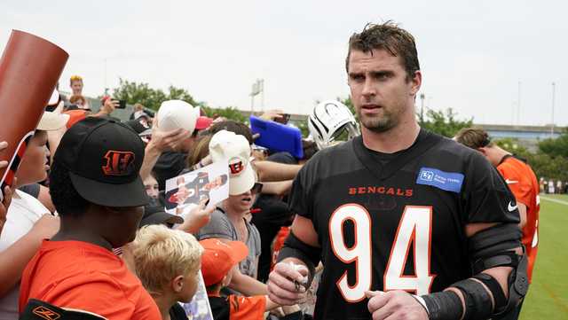 Bengals' Sam Hubbard distributing backpacks to students