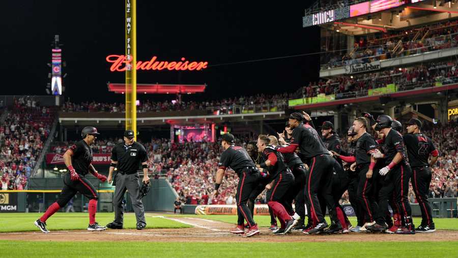 Encarnacion-Strand homers in 9th as Cincinnati beats Toronto