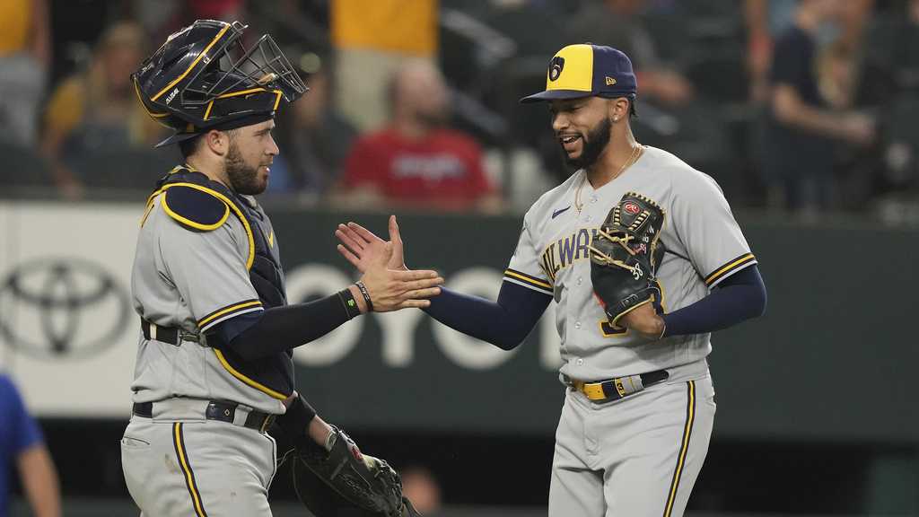 Rowdy Tellez delivers walk-off winner for Brewers