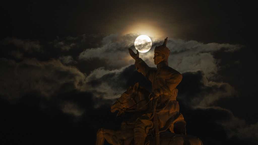 PHOTOS Rare blue supermoon dazzles stargazers around the globe