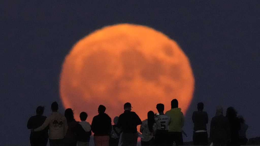 PHOTOS: Rare blue supermoon dazzles stargazers around the globe