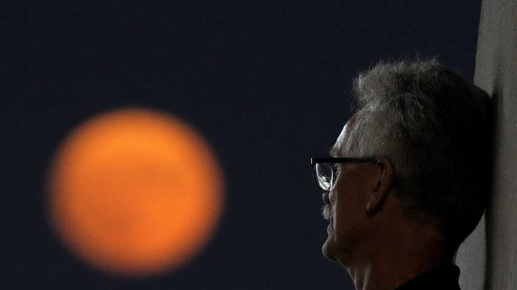 PHOTOS: Rare blue supermoon dazzles stargazers around the globe