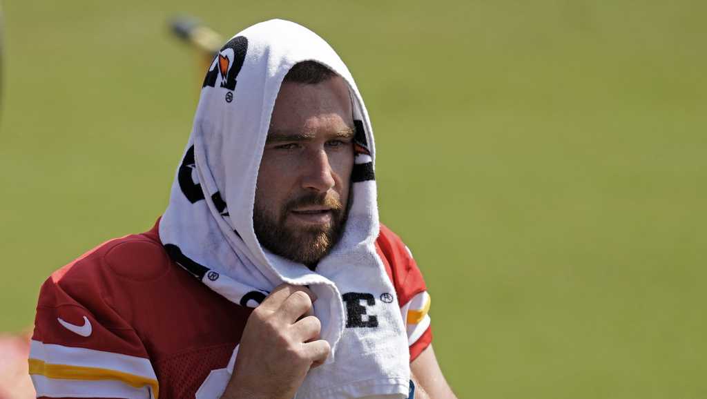 Chiefs TE Travis Kelce hyperextends knee in practice