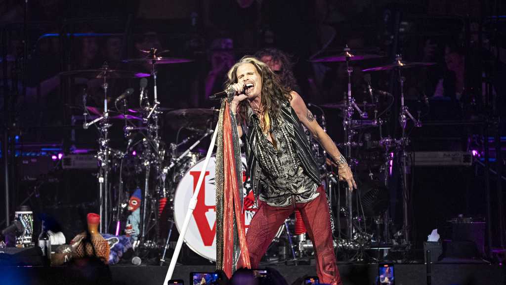 Aerosmith menunda pertunjukannya setelah penyanyi Steven Tyler mengalami kerusakan pita suara