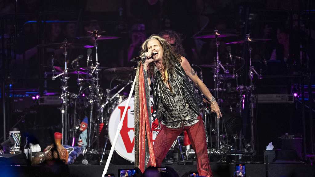 Gli Aerosmith rinviano le loro esibizioni dopo che il cantante Steven Tyler ha subito danni alle corde vocali