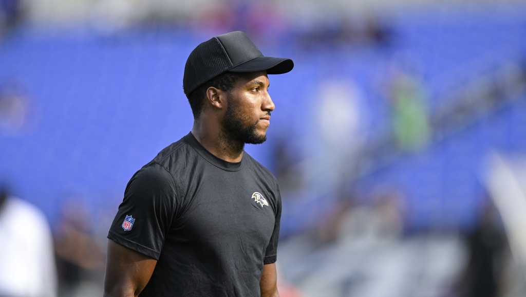 Baltimore Ravens cornerback Marlon Humphrey warms up before an NFL wild-card  playoff football game against the Cincinnati Bengals in Cincinnati, Sunday,  Jan. 15, 2023. (AP Photo/Darron Cummings Stock Photo - Alamy