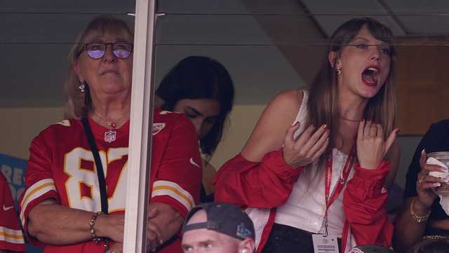 Taylor Swift celebrates as Chiefs rout Bears 41-10 - Vimarsana News