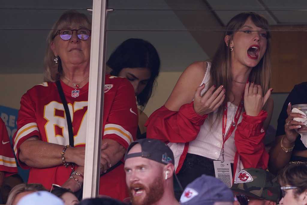 Taylor Swift shows up to second straight Chiefs game