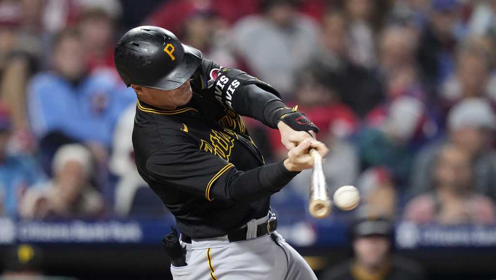 Pirates score two runs in 7th, rally to beat Reds 7-5